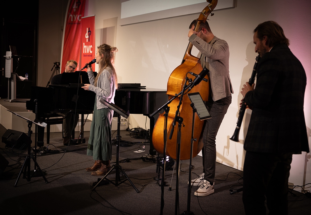 Deze avond medewerking van pianist Mark Brandwijk e.a.