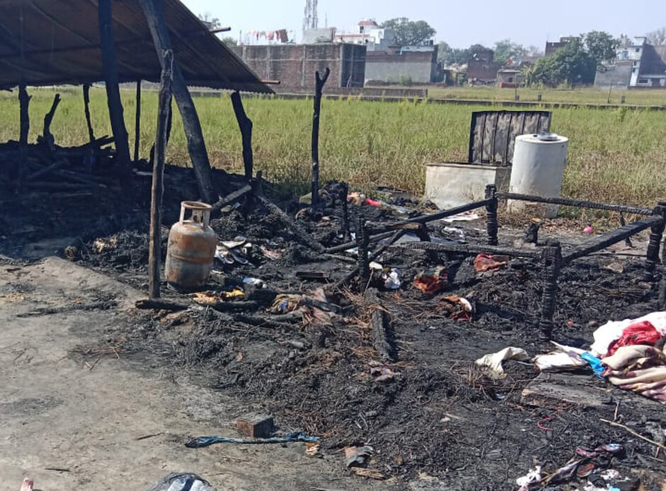 Restanten van een in brand gestoken huis in Chhattisgarh, India