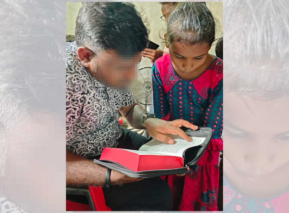 Sangita leest voor uit de Bijbel